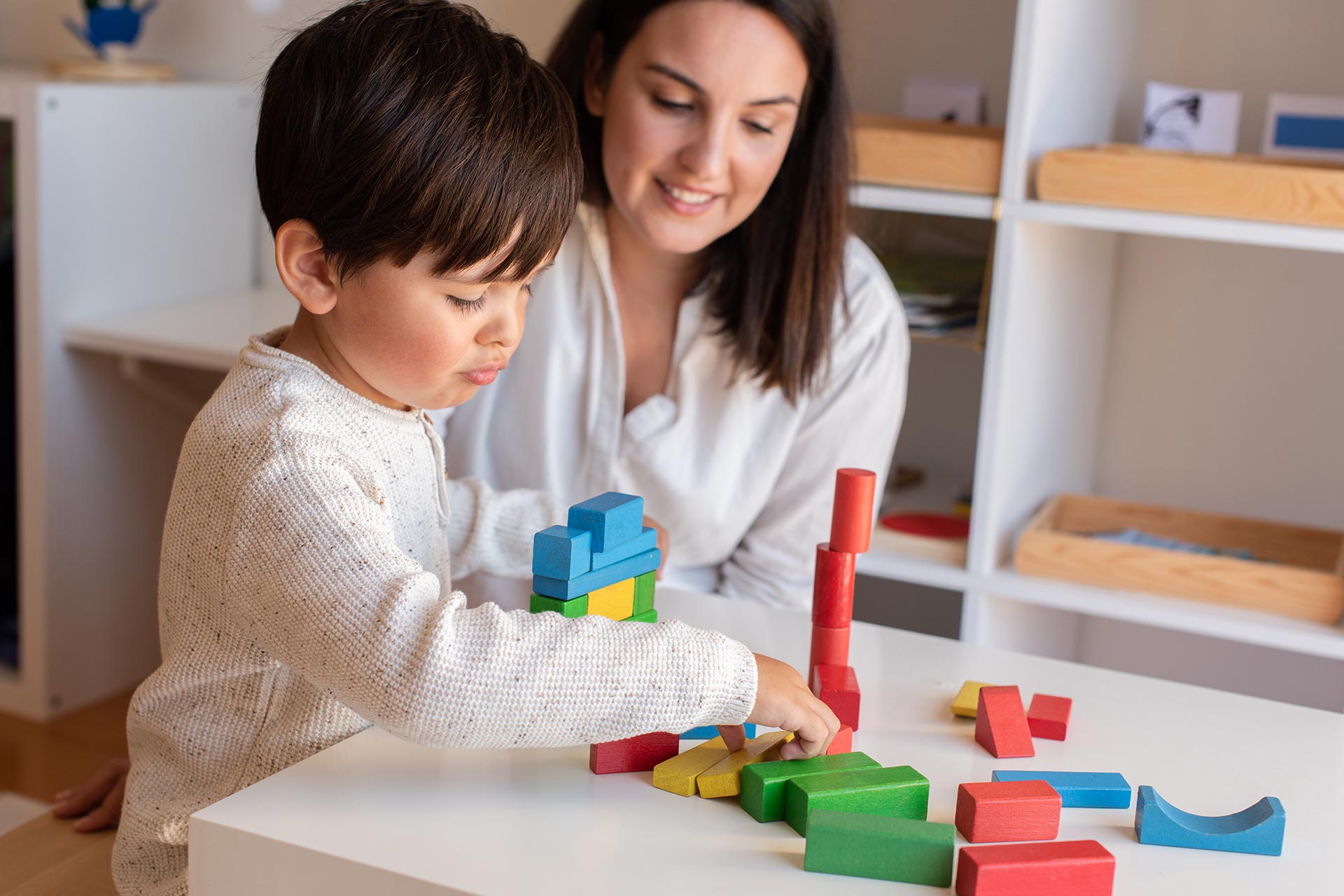 kid playing with wood blocks and teacher educador 2021 09 02 10 31 18 utc